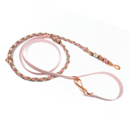 Stilvolle Hundeleine von Tierluxe aus Biothane und Paracord in sanften Rosa- und Beigetönen, verziert mit kleinen Blumen und robusten goldfarbenen Karabinern. Die Leine ist ideal für elegante und strapazierfähige Spaziergänge, mit einem handgefertigten, geflochtenen Design, das Komfort und Haltbarkeit kombiniert.